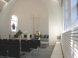Der neu gestaltete Altarraum der Friedenskirche.