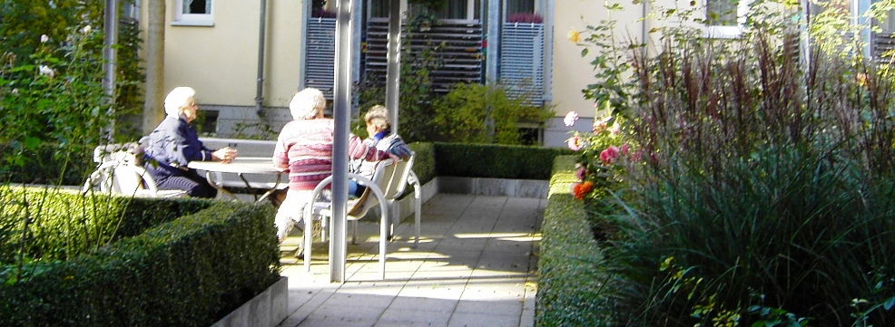 Inmitten der Seniorenwohnanlage gibt es gemütliche Sitzgelegenheiten.