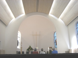 Die Kirche besticht durch ein ausgeklügeltes Beleuchtungskonzept mit direkter und indirekter Beleuchtung.