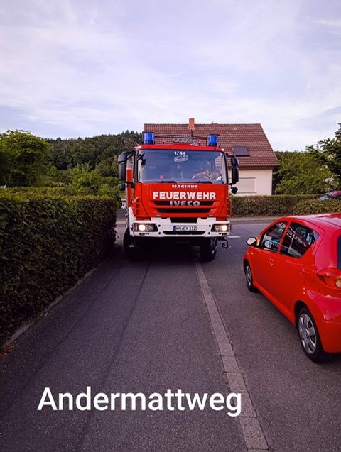 Ein Fahrzeug der Steißlinger Feuerwehr beim Versuch, durch den Andermattweg zu fahren.
