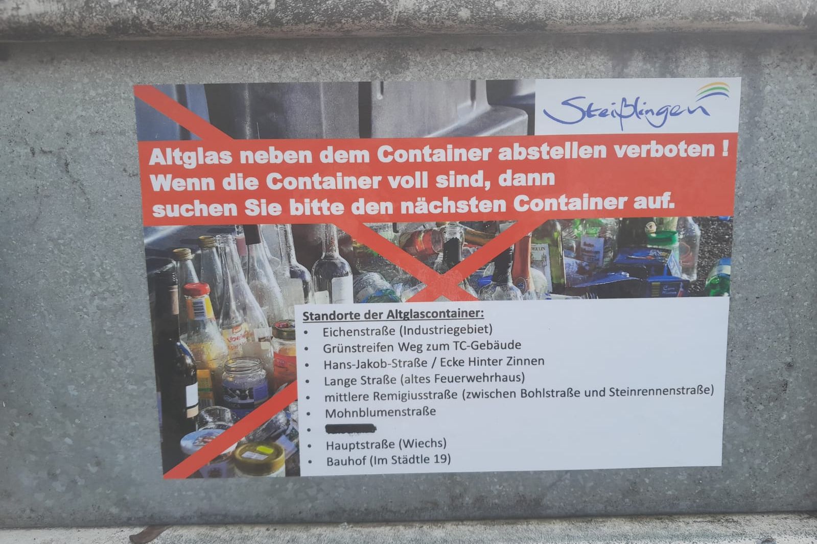 Hinweisschild auf einem Altglascontainer, dass es verboten ist, das Altglas neben dem Container abszustellen