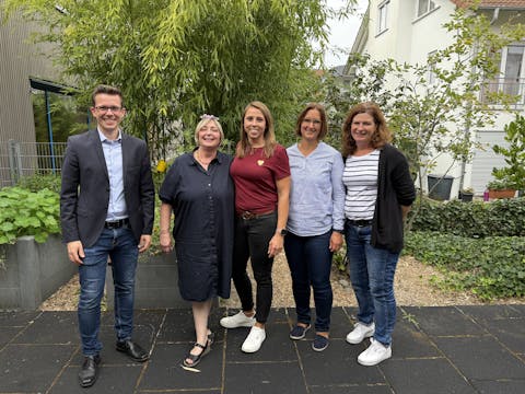 v. l.: Bürgermeister Benjamin Mors, Michaela Roser, Melanie Grundmüller, Silke Rebholz, Gesamtleitung Andrea Gnann
