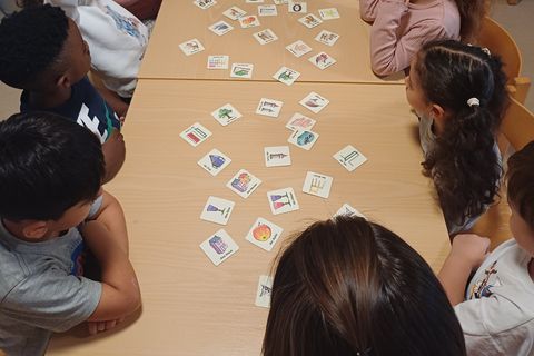 Kinder der SprachFit-Gruppe mit Erzieherin im Familienzentrum Storchennest
