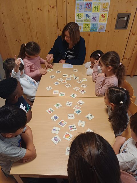 Kinder der SprachFit-Gruppe mit Erzieherin im Familienzentrum Storchennest