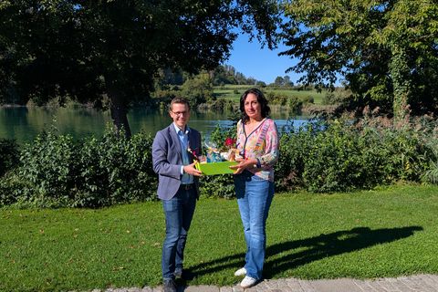 Bürgermeister Benjamin Mors übergibt der Pächterin Derya Yildirim zum Abschied ein Geschenk
