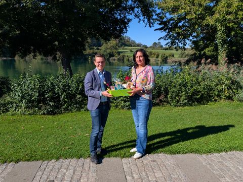 Bürgermeister Benjamin Mors übergibt der Pächterin Derya Yildirim zum Abschied ein Geschenk
