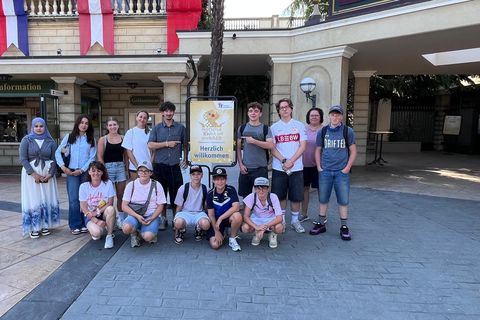 Die JugendvertreterInnen mit C. Koger und S. Lempp vor dem Teatro im Europa-Park, in dem die Verleihung stattfand.