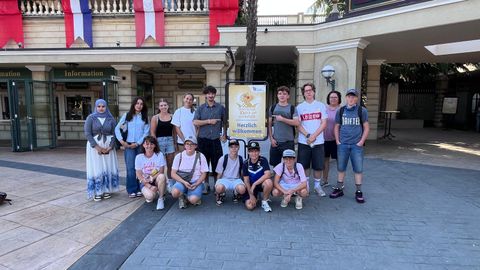 Die JugendvertreterInnen mit C. Koger und S. Lempp vor dem Teatro im Europa-Park, in dem die Verleihung stattfand.