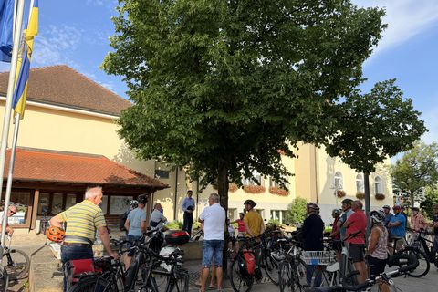 Teilnehmer der Kommunalpolitischen Radtour auf dem Rathausplatz