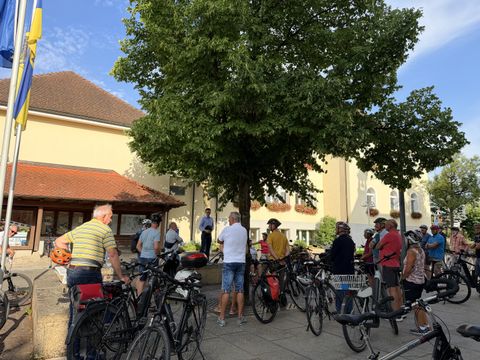 Teilnehmer der Kommunalpolitischen Radtour auf dem Rathausplatz