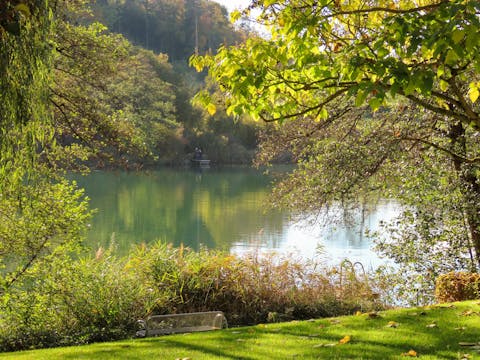Blick vom Freibad auf den See im Herbst