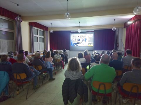 Die Besucher des Kinoabends vor der Leinwand im Remigiushaus