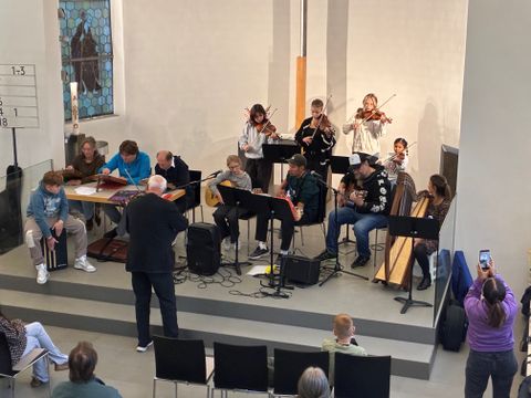 Musikerinnen und Musiker beim Konzert in der evang. Kirche