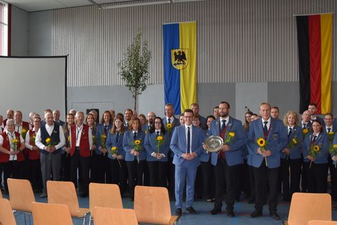 Die anwesenden Musikerinnen und Musiker bei der Übergabe des Bürgertellers der Gemeinde Steißlingen