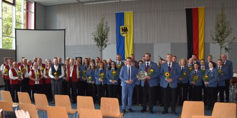 Die anwesenden Musikerinnen und Musiker bei der Übergabe des Bürgertellers der Gemeinde Steißlingen