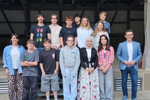 H. Reihe v. l.: Noel Kuhn, Julian Röber, Immanuel Maier, Oskar Haug, Zoe Schwarz, Laura Baumann, Simon Ingenhoven V. Reihe v. l.: Carmen Koger, Mika Heidelbeer, Florian Lempp, Mia Kiefer, Kter Almousa, Nargis Jawadi, Bürgermeister Benjamin Mors