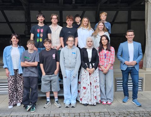 H. Reihe v. l.: Noel Kuhn, Julian Röber, Immanuel Maier, Oskar Haug, Zoe Schwarz, Laura Baumann, Simon Ingenhoven V. Reihe v. l.: Carmen Koger, Mika Heidelbeer, Florian Lempp, Mia Kiefer, Kter Almousa, Nargis Jawadi, Bürgermeister Benjamin Mors