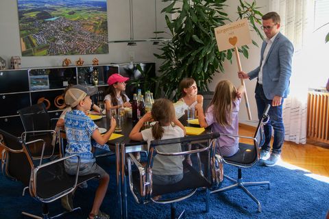 Die Kinder bei einer Veranstaltung im Büro des Bürgermeisters Benjamin Mors im Rathaus