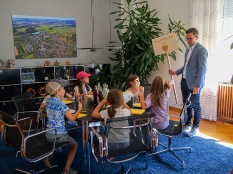 Die Kinder bei einer Veranstaltung im Büro des Bürgermeisters Benjamin Mors im Rathaus