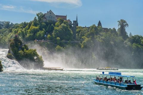 Rheinfall mit Schloß Laufen und einem Ausflugsschiff im Vordergrund