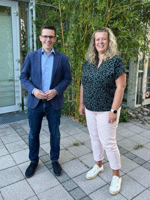 Bürgermeister Mors mit Sina Löffel vor dem Rathaus