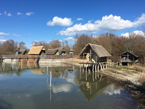 Ansicht Steinzeitdorf