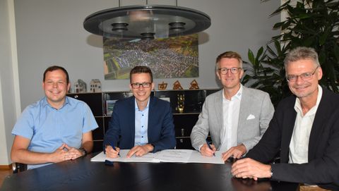 v. l. Gemeindewerkeleiter Marc Stehling, Bürgermeister Benjamin Mors, Christoph Raquet und Markus Kittl – Thüga Energienetze GmbH