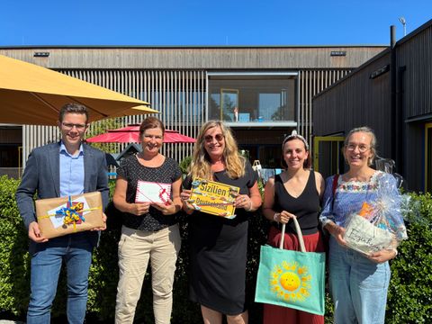 Foto v. l.: Bürgermeister Benjamin Mors, Leitung Familienzentrum Andrea Gnann, Belinda Seelig, Elternbeiratsvorsitzende Sofia Karaiskou, Personalratsvorsitzende Miriam Krüger