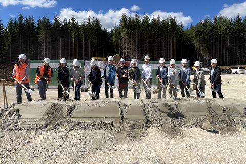 Gemeinsam für die regionale Energiewende: Vertreterinnen und Vertreter der Gesellschafter der Hegauwind-Brand GmbH & Co. KG, des Projektierers solarcomplex AG und der Deutschen Kreditbank AG beim symbolischen Spatenstich für den Windpark Brand