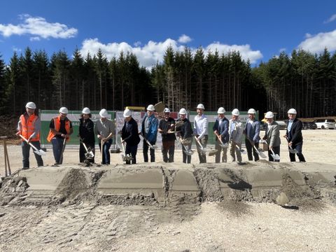 Gemeinsam für die regionale Energiewende: Vertreterinnen und Vertreter der Gesellschafter der Hegauwind-Brand GmbH & Co. KG, des Projektierers solarcomplex AG und der Deutschen Kreditbank AG beim symbolischen Spatenstich für den Windpark Brand