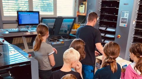 Kinder beim Besuch in einer Druckerei