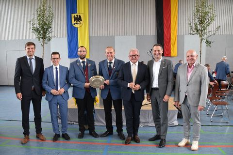 Foto v.l.: Landrat Zeno Danner, Bürgermeister Benjamin Mors, Vorsitzender Musikverein Matthias Wöhrle, Dirigent Michael Forster, Bürgerredner Guido Wolf, Landtagsabgeordneter Christoph Stetter, Präsident Blasmusikverband Hegau-Bodensee Frank Bruschinsky