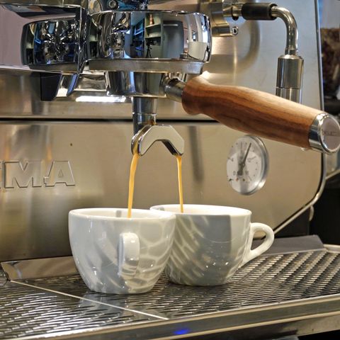 Zwei Espressotassen werden im Café Dorfmädel von der Siebträgermaschine mit Kaffee gefüllt