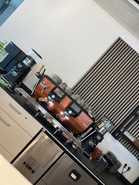 Theke mit Kaffeemaschine im Eis Gewaffelt