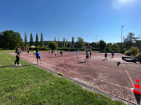 Ballspielende Kinder im Sportpark Mindlestal