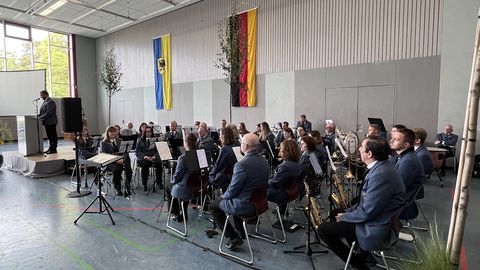 Der Musikverein umrahmt den Bürgertag selbst unter der Leitung von Dirigent Michael Forster