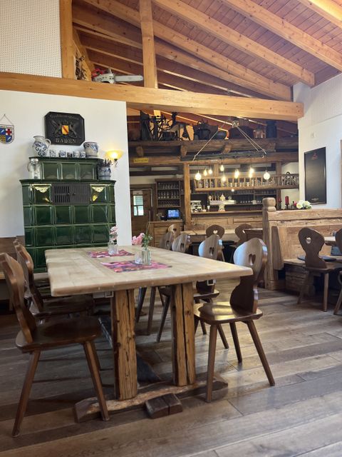 Innenansicht Gastraum mit Theke im Hintergrund