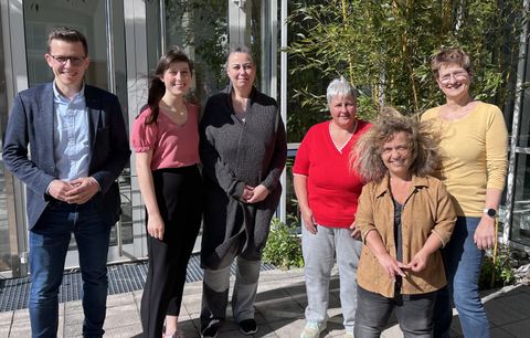 Unsere Dorfhelferinnen beim Jahresgespräch 2026 - v.l.: Bürgermeister Mors, Nora Bausch (Einsatzleiterin), Helga Born (Dorfhelferin), Andrea Schacher (Dorfhelferin), Doris Frey (Gemeinde), Regina Mantel (Dorfhelferin).