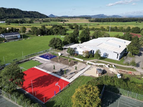 Drohnenaufnahme vom Roten Platz im Sportareal Mindlestal, im Hintergrund Mindlestalhalle und Fußballplatz