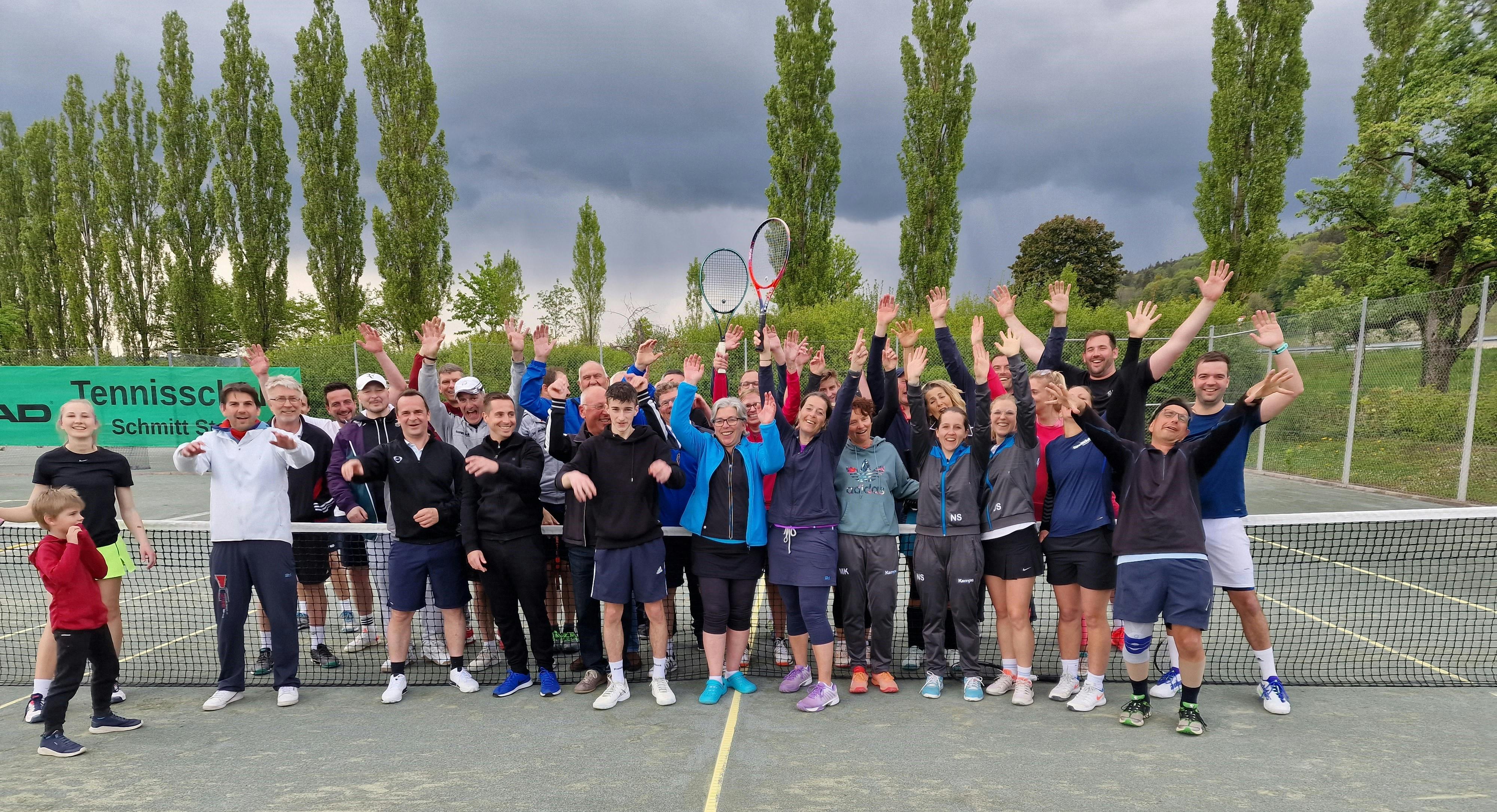 jubelnde Mitglieder Tennisclub Steißlingen