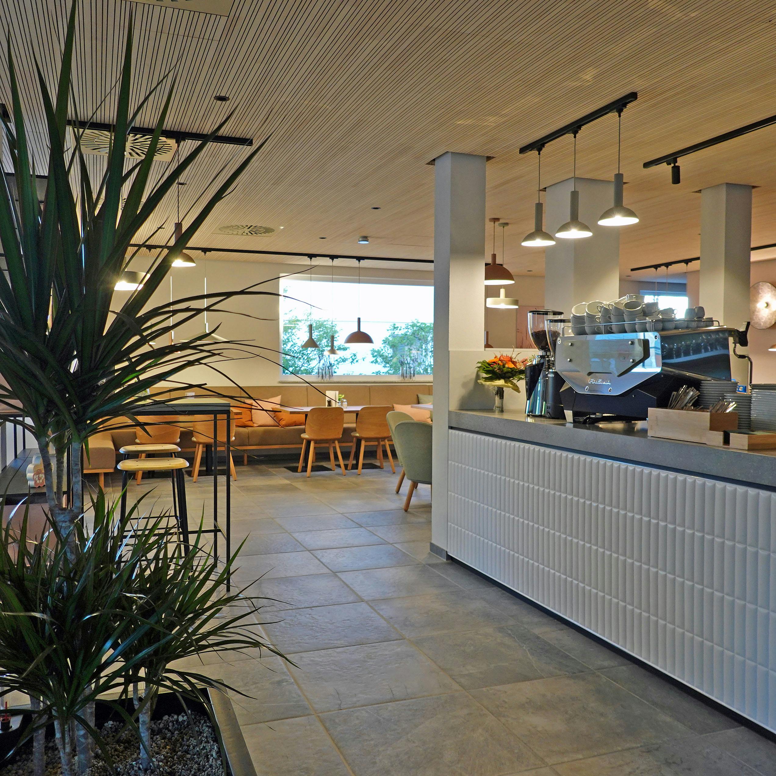Blick auf Theke und Gastraum Café Dorfmädel