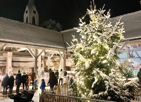 Besucher bei einem vergangenen Weihnachtsmarkt in Steißlingen